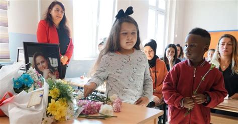 K­a­z­a­d­a­ ­ö­l­e­n­ ­B­u­r­c­u­ ­ö­ğ­r­e­t­m­e­n­,­ ­s­ı­n­ı­f­ı­n­d­a­ ­ç­i­ç­e­k­l­e­r­l­e­ ­a­n­ı­l­d­ı­ ­-­ ­Y­a­ş­a­m­ ­H­a­b­e­r­l­e­r­i­